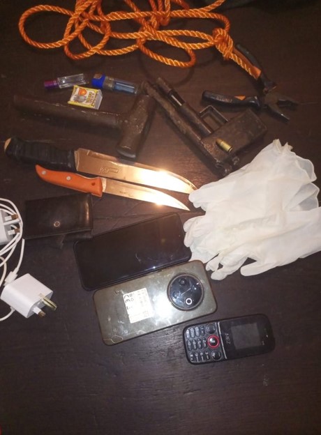 Homemade pistol, knives recovered as police arrest four at Kisii bus park